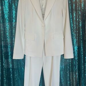 Women’s Tailored Cream 2pc Suit.